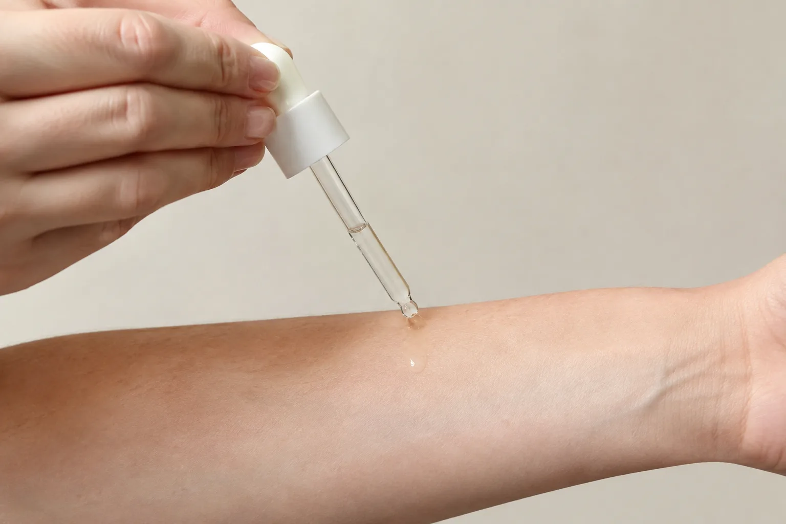 Aplicação de sérum PDRN Aplicação de sérum reparador na pele do braço